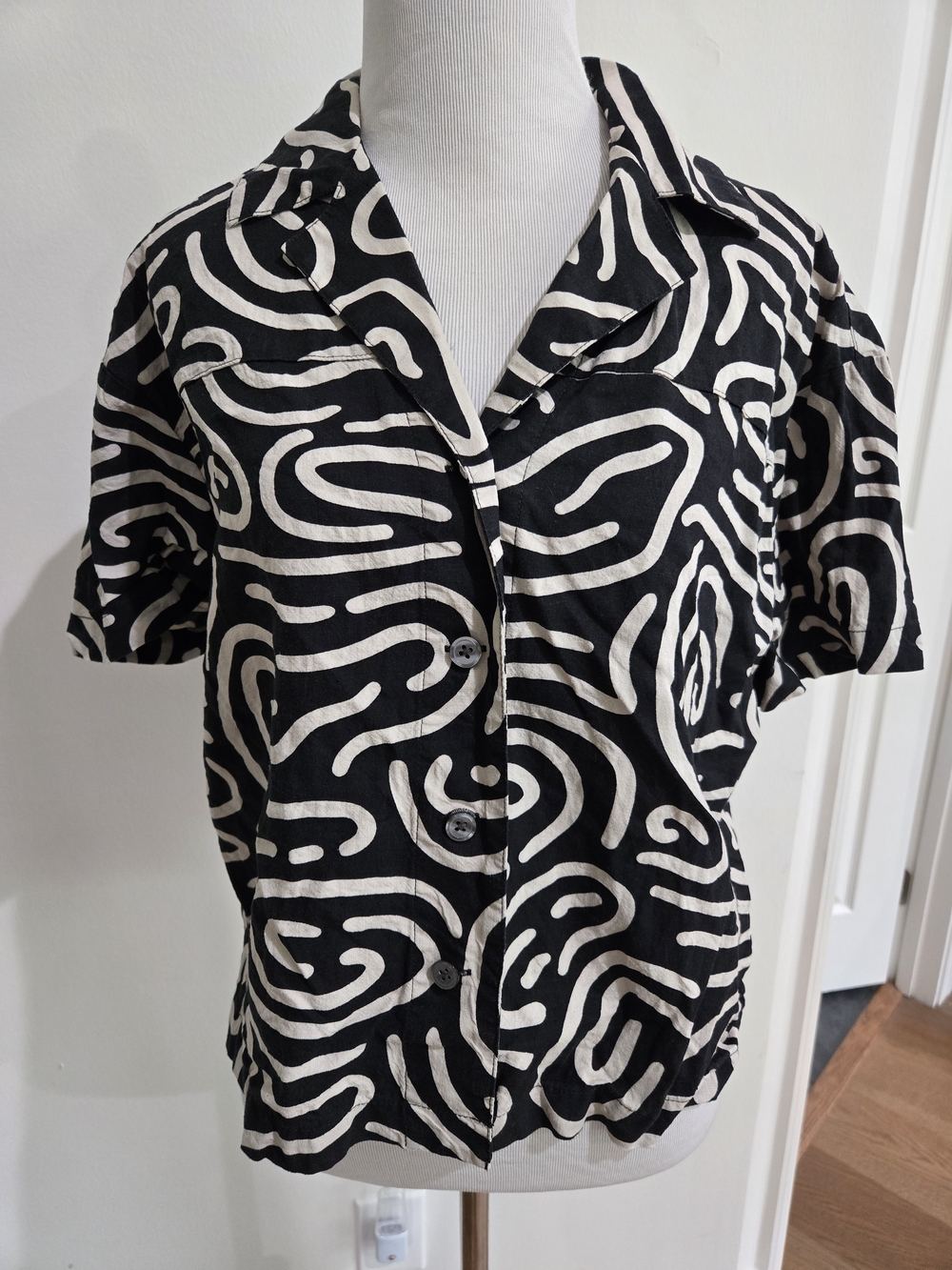 Banana Republic Black and Cream Abstract Cropped Linen-Blend Shirt